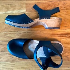 Swedish Mia clogs, very lightly used. Size 40/ 9.5